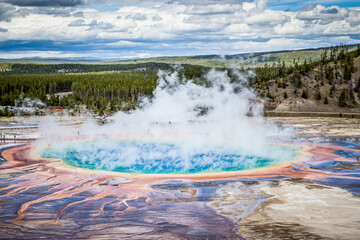 grand prismatic spring in yellowstone national park 