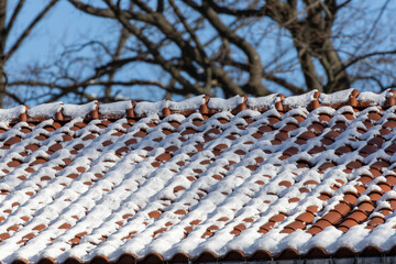 Snow accumulation on top of the rooftiles