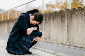 悩みを抱える制服姿の高校生・中学生・女子高生

