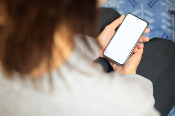 スマートフォンを操作している女性