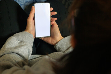 スマートフォンを操作している女性