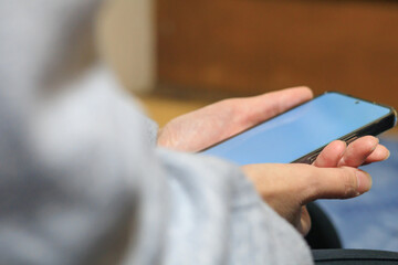 スマートフォンを操作している女性