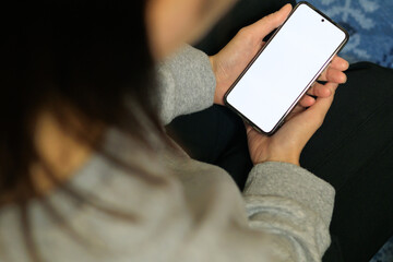 スマートフォンを操作している女性