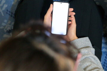 スマートフォンを操作している女性