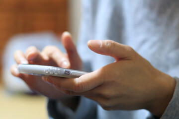 スマートフォンを操作している女性