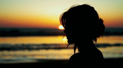 Fototapeta premium silhouette of woman with sunset at the beach