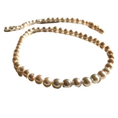 Fototapeta premium Elegant Pearl Necklace with Soft Lighting and Subtle Shadow on White Background