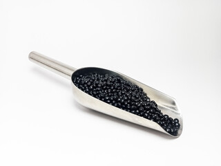 butiran masterbacth warna hitam, plastik masterbacth polymer, butiran pigment pewarna resin virgine terisolasi dengan latar belakang warna putih, untuk desain catalog produk profile perusahaan plastik
