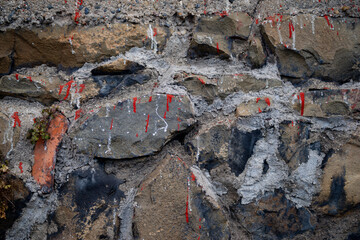 石が埋め込まれた石垣の表面