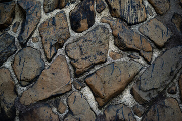 石が埋め込まれた石垣の表面