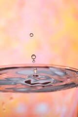 美しい水滴のアクションショット