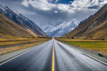 Naklejka premium Scenic mountain road vanishing point.