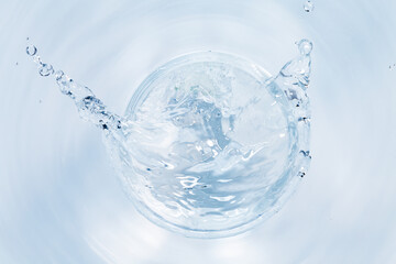 パイプから吹き出す水.