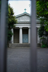 鉄のゲート越しに見える神殿風の建物
