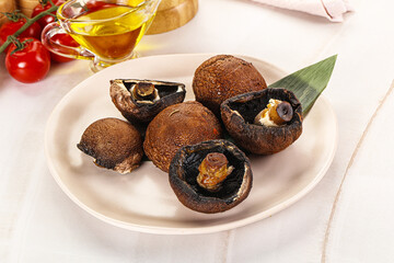 Baked brown champignons with spices