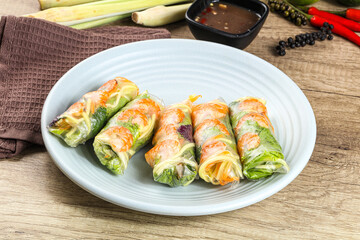 Vietnamese spring roll with prawn and mango