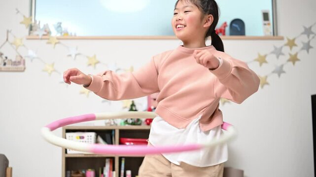 フラフープで遊ぶ子どもの動画