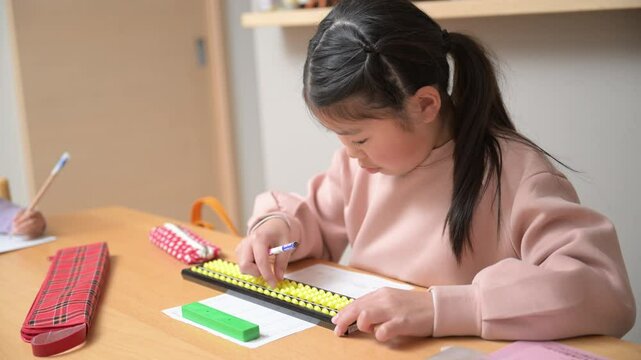 そろばん(珠算)をする小学生の動画