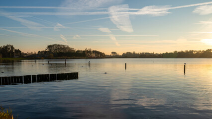 Obraz premium Breathtaking view of a sunset at a lake