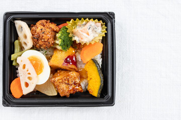 具だくさんのコンビニ弁当
