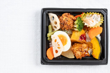 具だくさんのコンビニ弁当