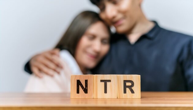 抱き合う男女のシルエットの背景にNTRのテキストが書かれた木製のブロックキューブ。aiで生成