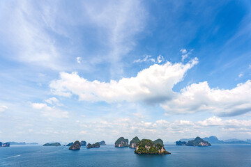 îlots kartstiques autour de Koh Hoong, sous les nuages