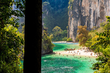 Un tronc d'arbre devant la plage de Koh Hong 