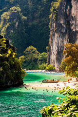 La plage de Koh Hong et sa falaise, format portrait