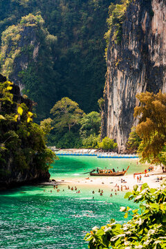 La plage de Koh Hong et sa falaise, format portrait