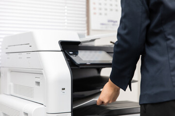 プリンターを使う手元
printer using