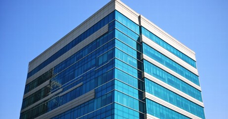 Obraz premium A tall building with a blue tint and a clear sky in the background
