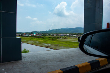 Viewing the views of rice fields, houses and mountains from inside the car