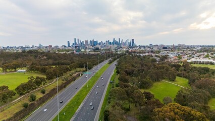 Obraz premium Melbourne skyline with highway and greenery.