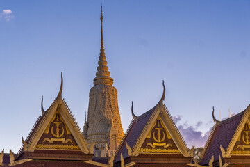Fototapeta premium Temple roofs at dusk in the Royal Palace in Phnom Penh, Cambodia