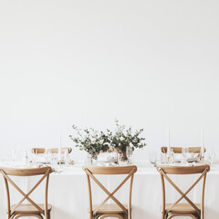 Obraz premium Elegant dining table set for a celebration, featuring wooden chairs and floral arrangements, symbolizing Labor Day gatherings