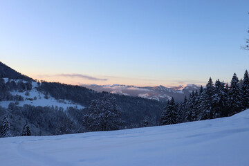 Obraz premium Snowy landscape with snow in the foreground