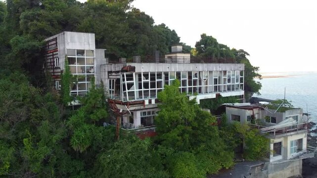 海沿いに残された廃ホテルのドローン撮影
