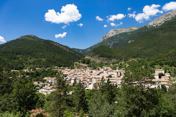 Obraz premium Châtillon en Diois, in the Drôme department, southeastern France. The town offers traditional architecture with its narrow medieval streets and houses under the steep cliffs of Glandasse mountain.