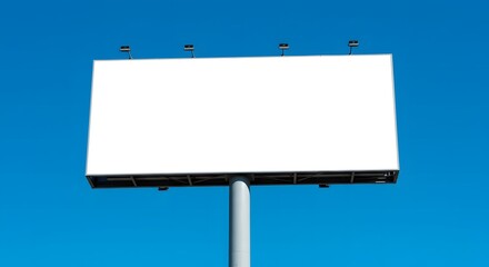 Obraz premium Outdoor pole billboard on blue sky background with mock up white screen 