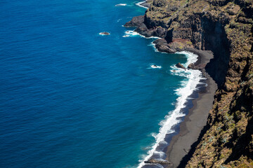 Panorama costiero con spiaggia di sabbia nera