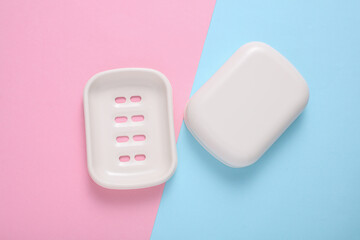 Obraz premium Plastic soap dish on blue pink background