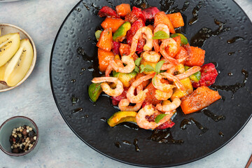 Warm salad with caramelized shrimp.