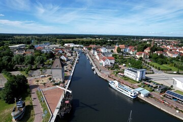 Seebad Ueckermünde, Blick über den Stadthafen zur Ueckerbrücke 2024