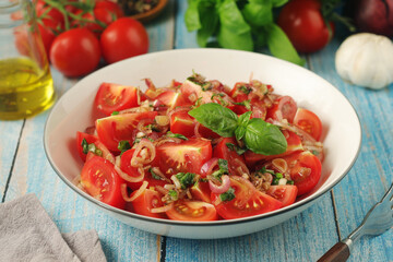 A bowl with Romanian tomato salad de Rosii