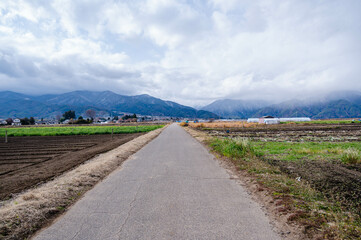 農地に真っすぐ走る道　山形村