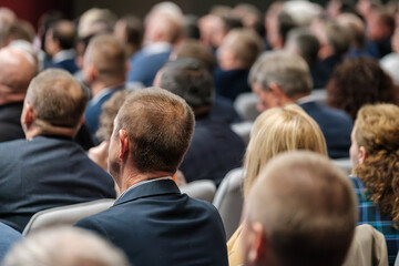 Obraz premium Attendees sitting in a conference room engaged in a professional business event