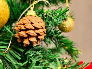 Obraz premium Árvore de natal com bolas, laço e pinha. 