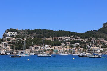 Fototapeta premium Sonniger Frühsommertag in Port de Soller auf der Spanischen Mittelmeerinsel Mallorca