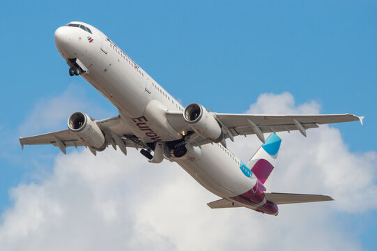 Aeropuerto de Gran Canaria, Gando. Avi&oacute;n de l&iacute;nea Airbus A321 de la aerol&iacute;nea Eurowings despegando.